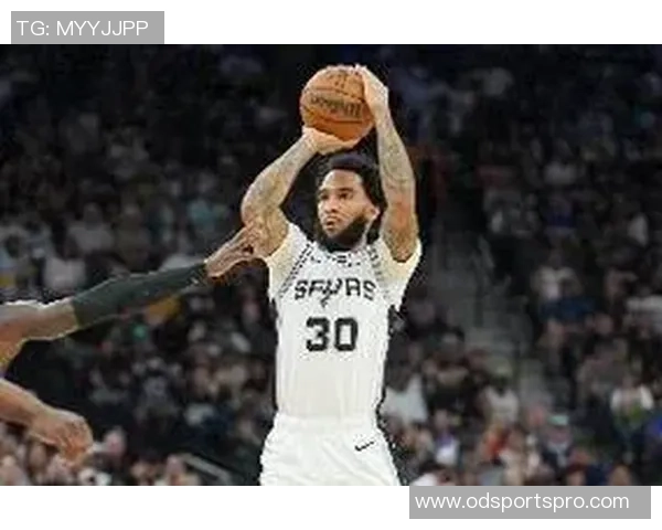 尚帕尼表现惊艳6投3中贡献13分11篮板三分球命中率高达60正负值22